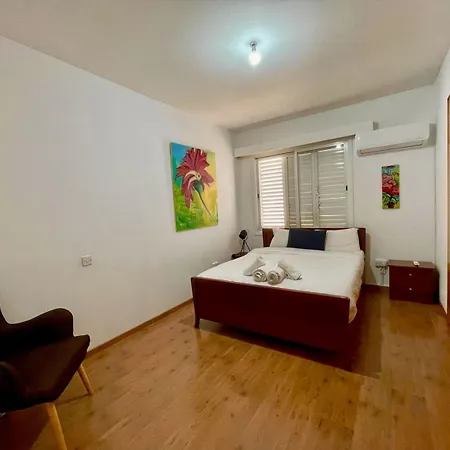 Comfort In - Aglantzia Rik